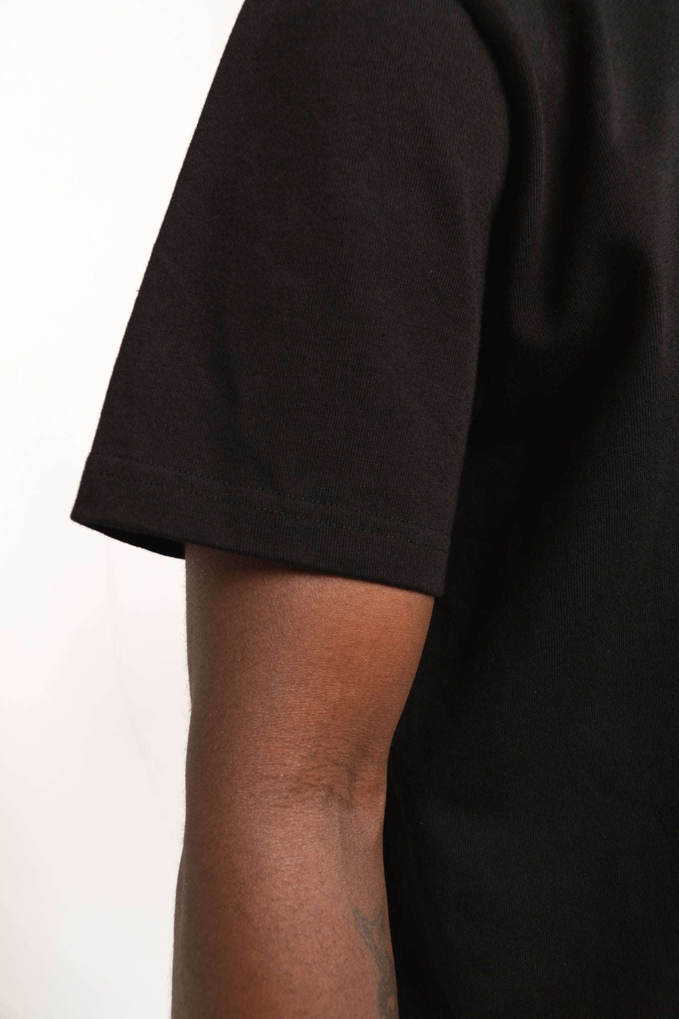 V2 (minimalist beefy tee black)