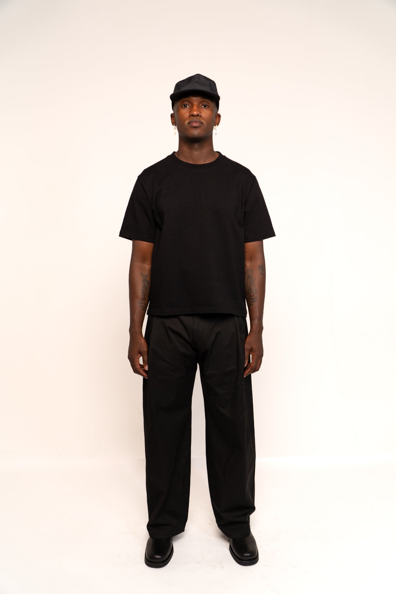 V2 (minimalist beefy tee black)