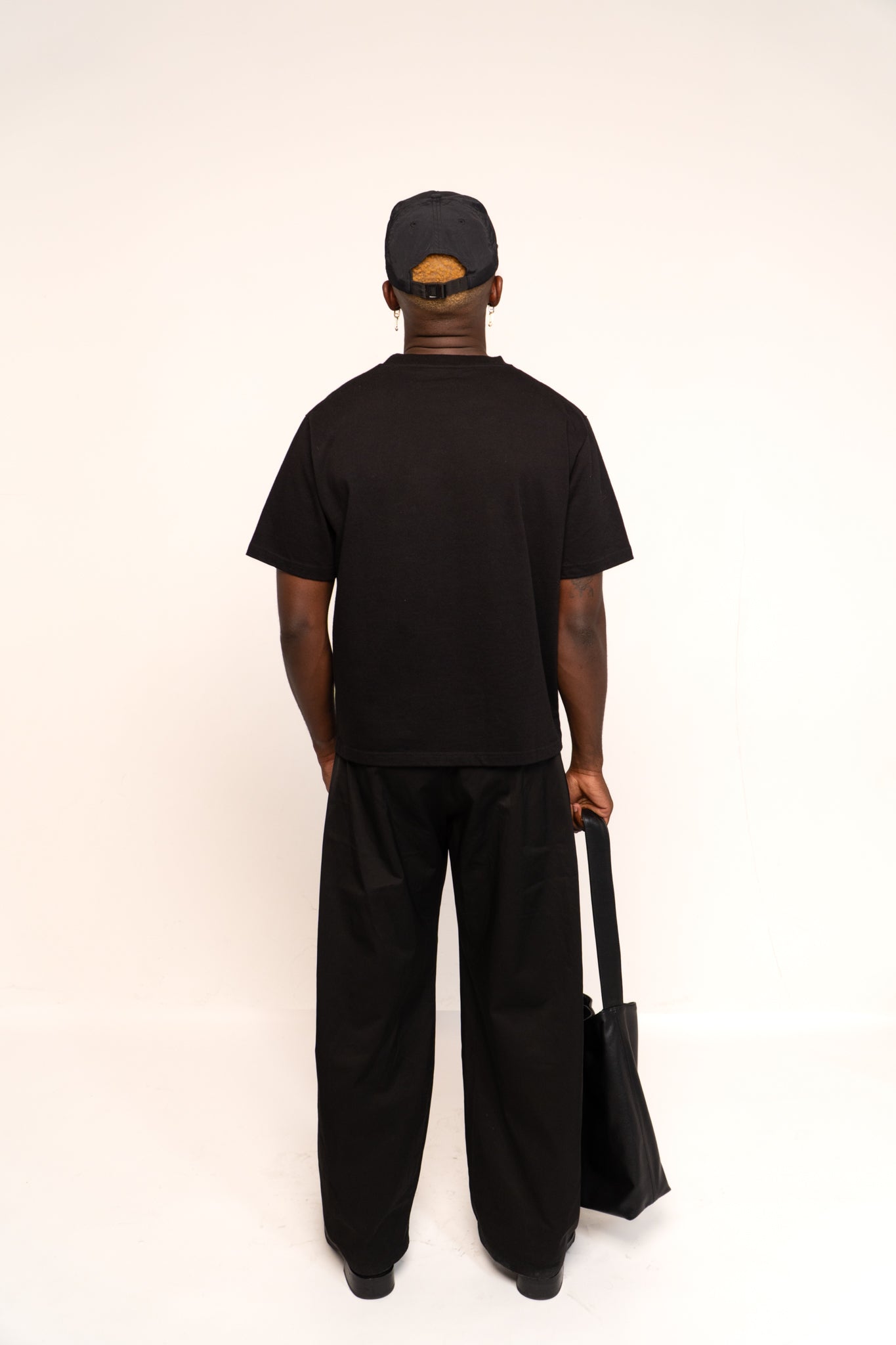 V2 (minimalist beefy tee black)