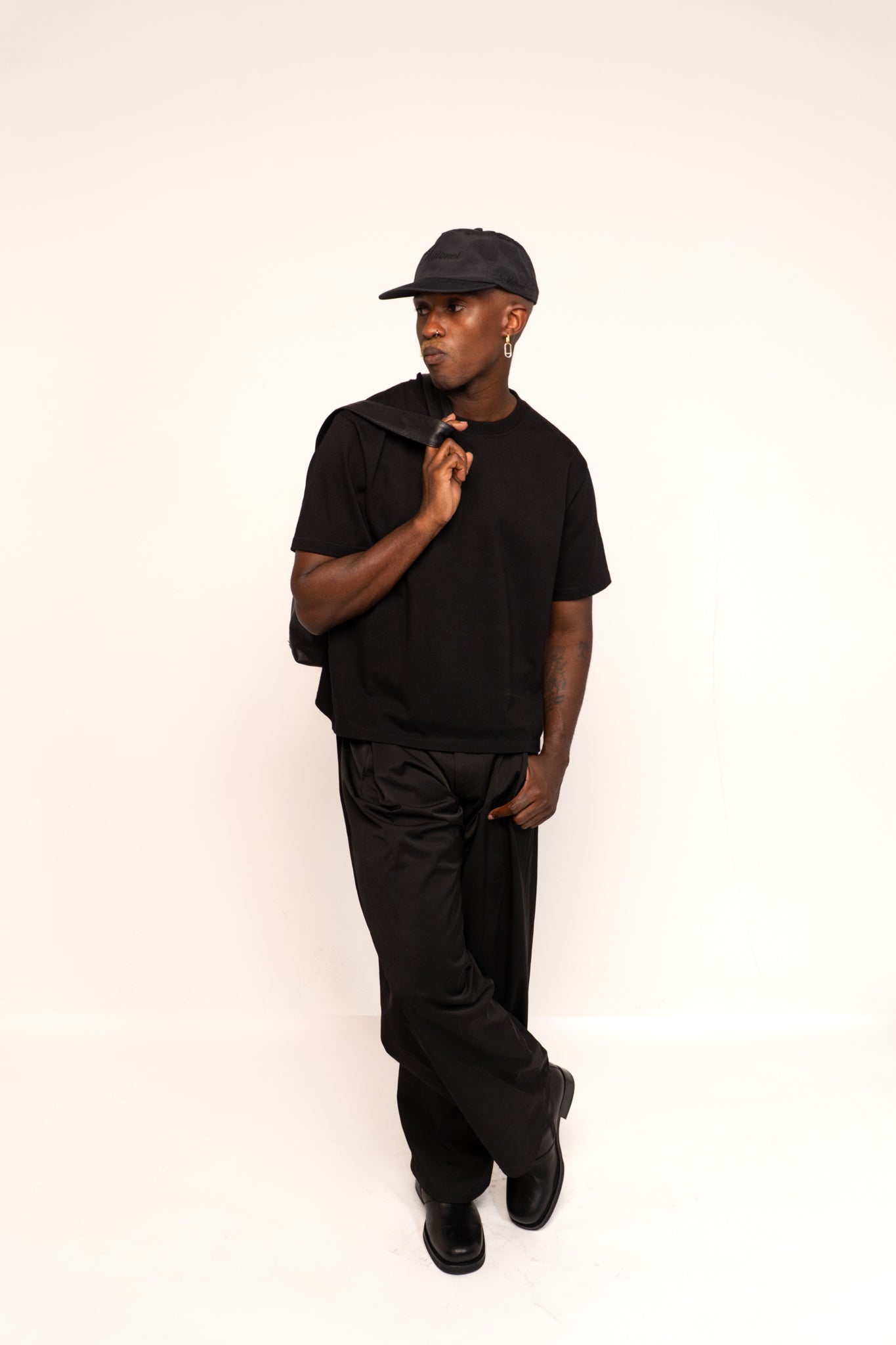 V2 (minimalist beefy tee black)